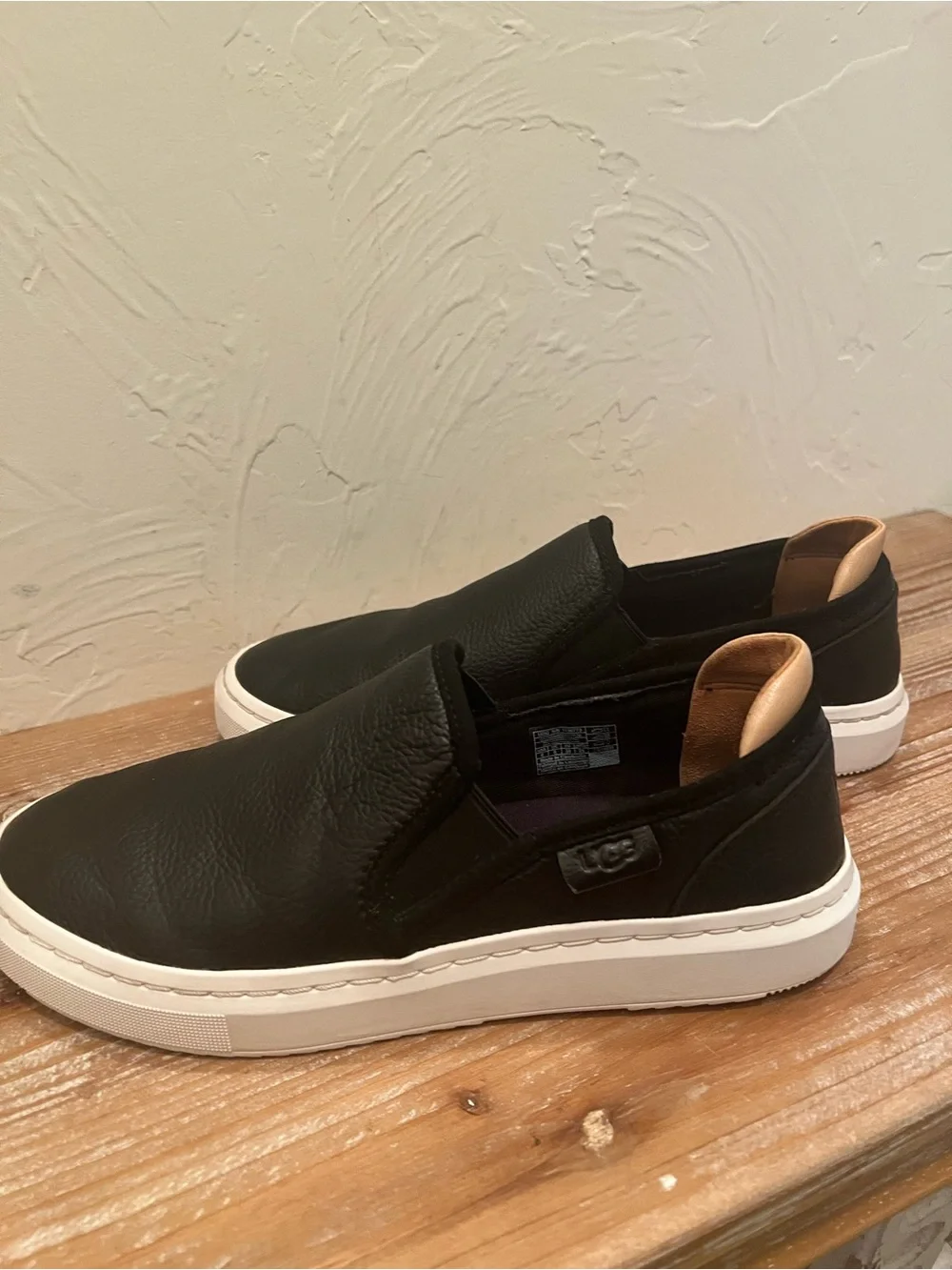 UGG Alameda Women’s Black Leather Slip-On Sneakers with White Sole Size 8 - Picture 7 of 8